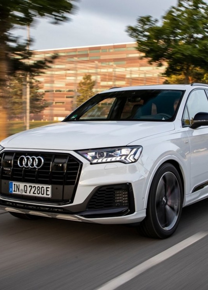 أودي تقدم نسختين هجينتين من سيارتها الرياضية المتعددة الاستخدامات Q7