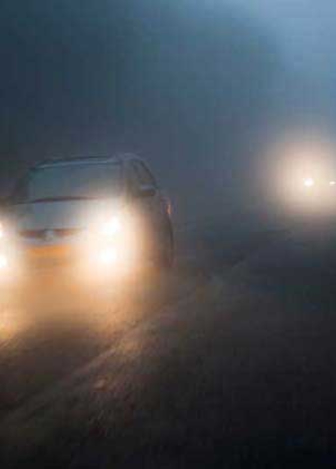 اخفضي سرعة قيادتك للسيارة على الطريق لأن الضباب سيقلل من قدرتك على ملاحظة الطريق