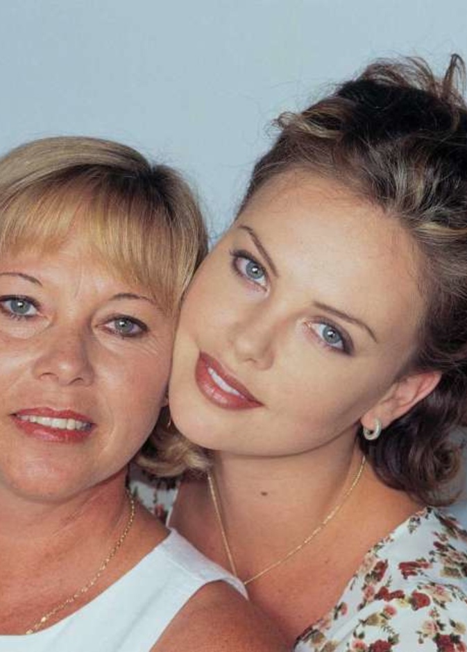 تشارليز ثيرون وأمها