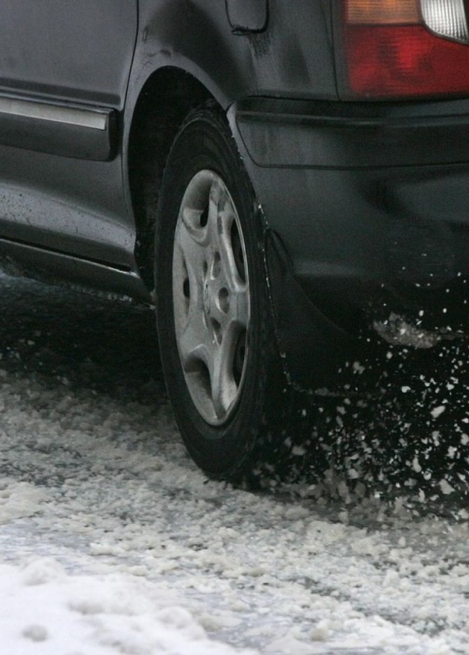  انزلاق عجلات السيارة 