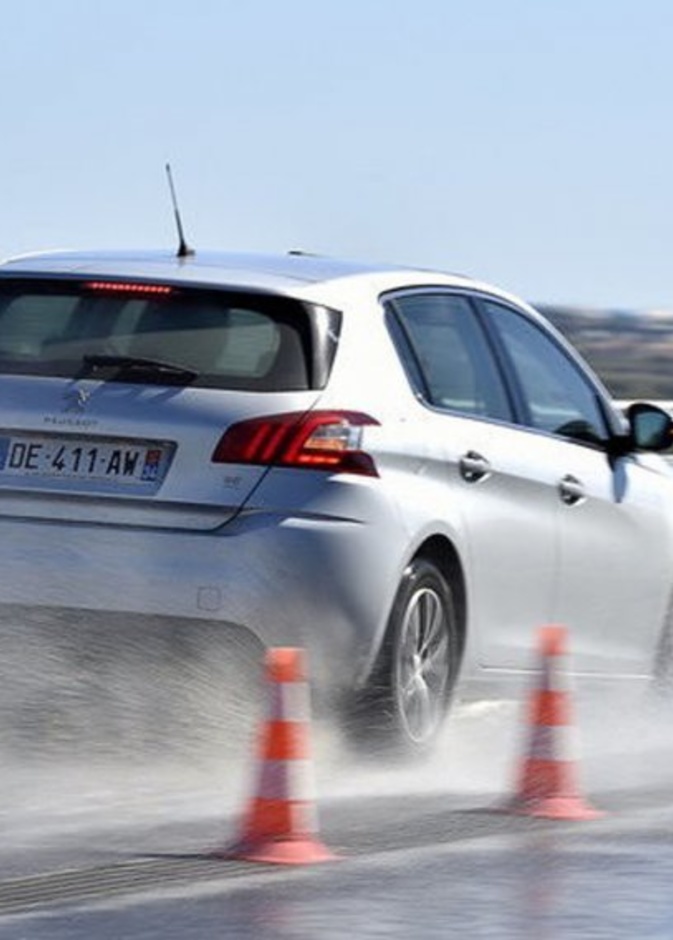 تزخر الطرز الحديثة من السيارات بالعديد من أنظمة الأمان المتطورة التي عادة ما يرمز لها باختصارات وحروف