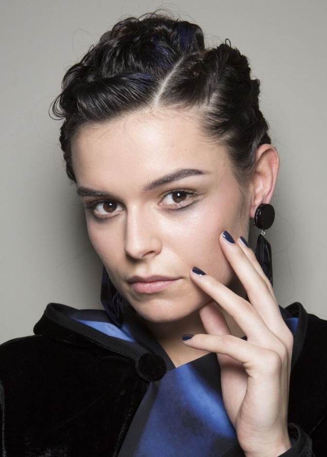 رسمات مناكير داكنة 