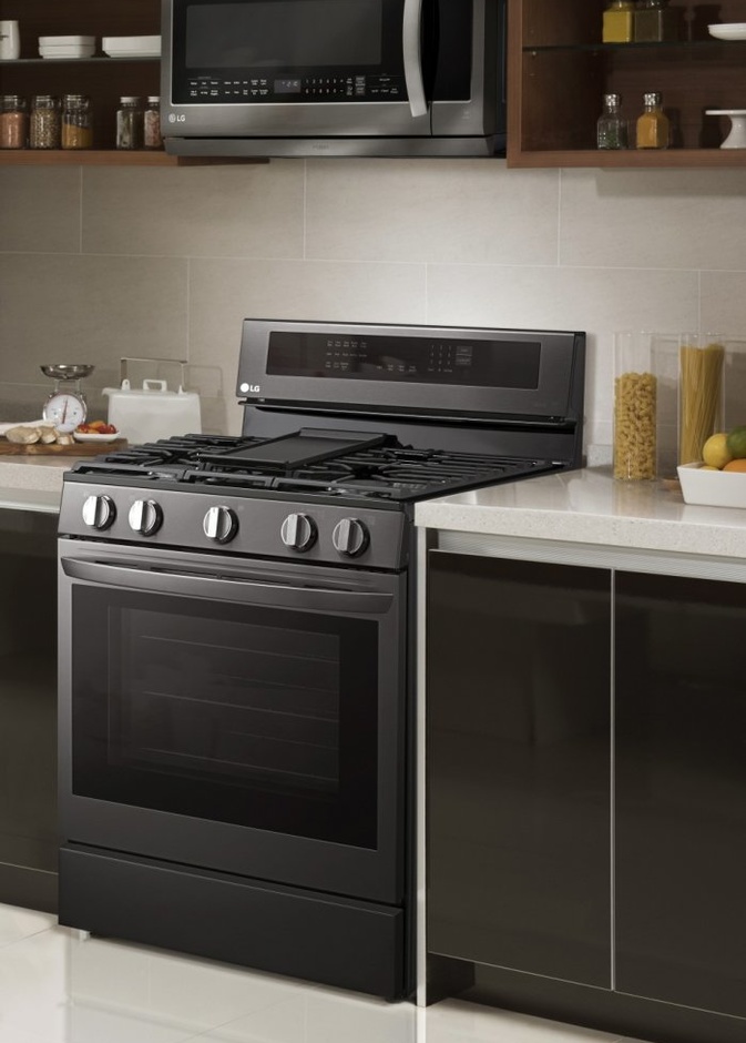 تجربة طهي منزلية مُطوّرة تقنية Air Fry مع ميزة INSTAVIEW للأفران المتصلة من إل جي