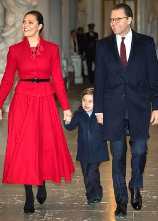 تقديم أشجار عيد الميلاد في تقليد سنوي