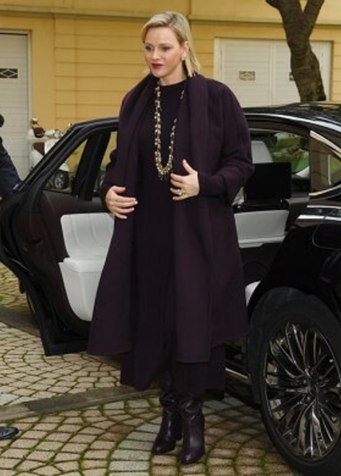 أمير وأميرة موناكو يشاركان في فعالية توزيع هدايا نهاية العام