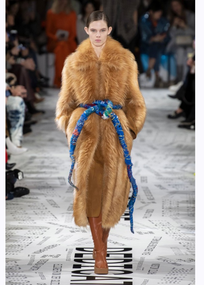 تالقي باطلالة من الفرو في سهرة راس السنة 2020 من Loewe