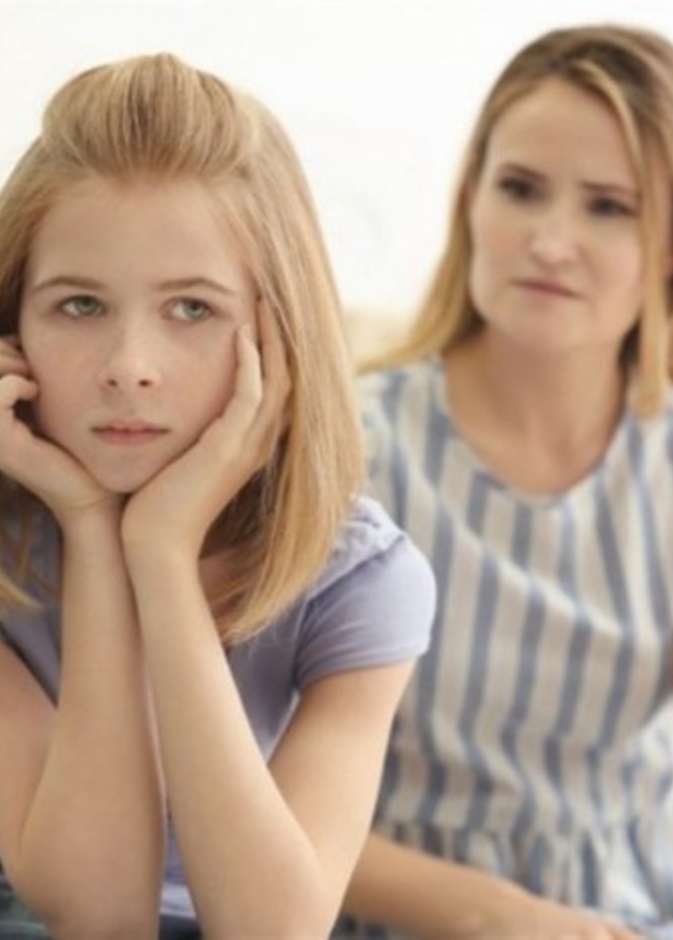 كيف تكسب الأم صداقة ابنتها المراهقة 