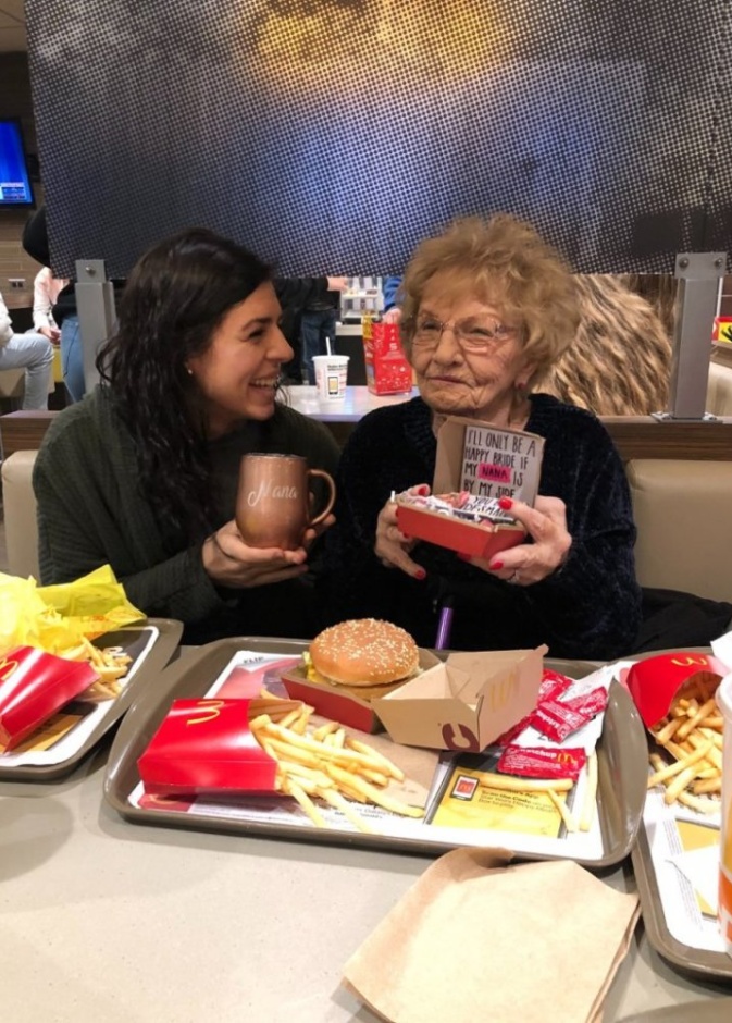 أخذت العروس المستقبلية توري جدتها إلى إحدى كطاعم الوجبات السريعة المفضلة لديها لتطلب منها أن تكون وصيفتها في حفل زفافها