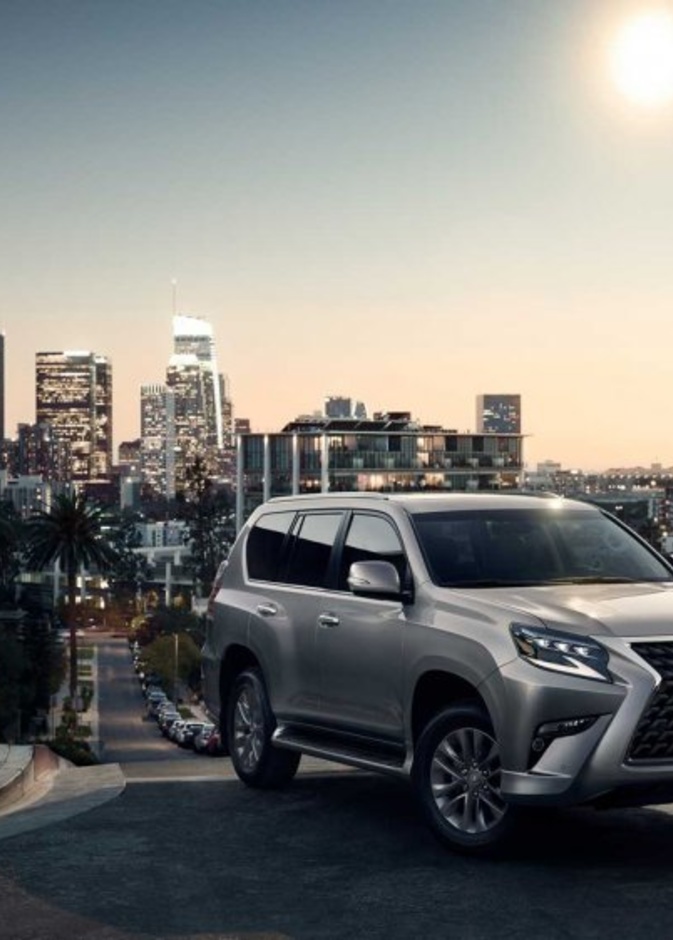 استخدمت Lexus تقنيات القص بالليز على تفاصيل الخشب الطبيعي في أرجاء المقصورة