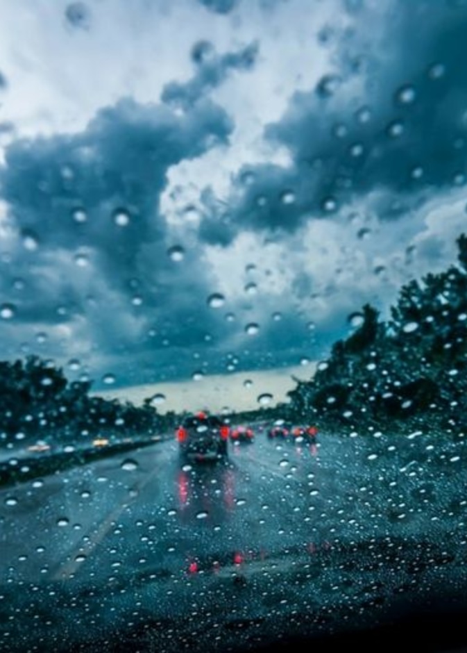 تجنبي القيام بتحويل اتجاه السيارة بشكل مفاجئ أو محاولة الالتفاف أو الانعطاف بالسيارة