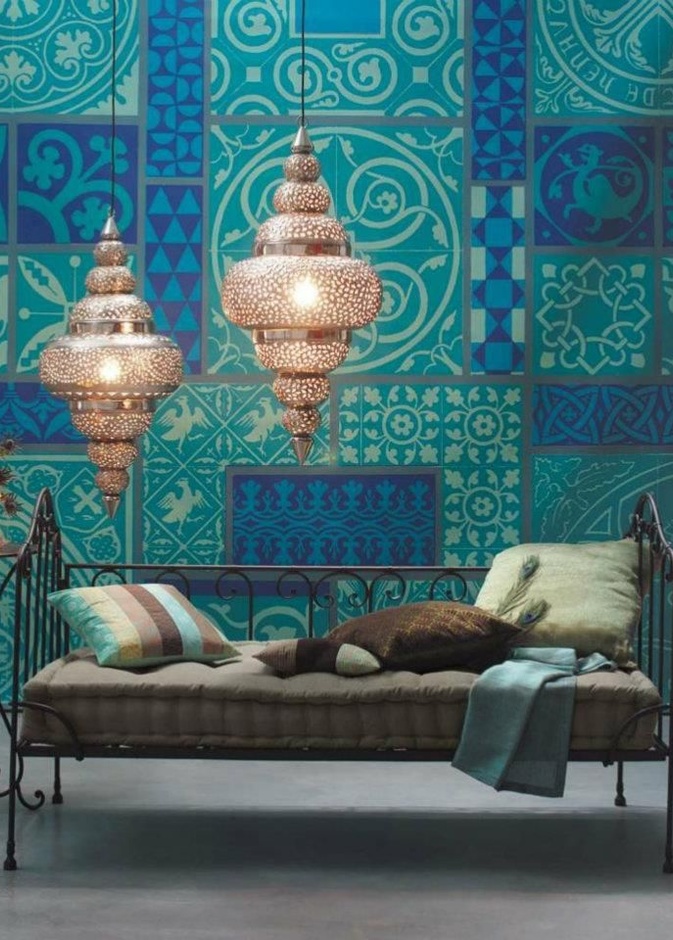 ‎اكسسوارات من الفضة تزيّن الديكورات الشرقية في مدخل المنزل