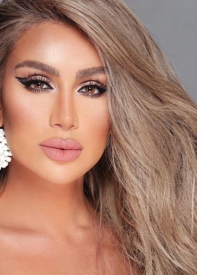 بسمة بوسيل وحبيبات الكريستال البراقة على أعلى الخدين