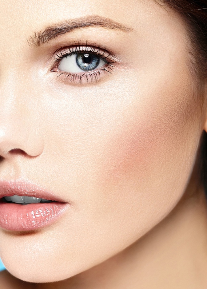  استخدمي الطرق الطبيعية لشد الجفن العلوي للعين