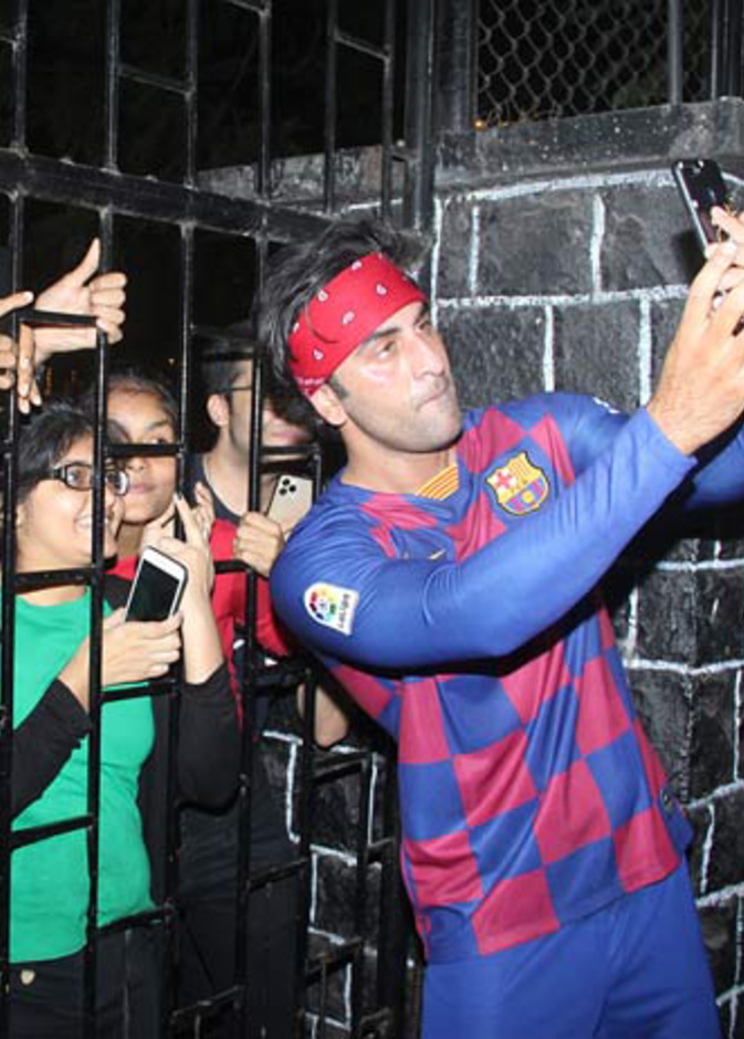 مشاهير بوليوود يعلبون كرة القدم