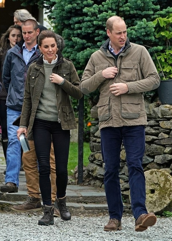 كيت ميدلتون تفضل الجينز والأحذية الطويلة