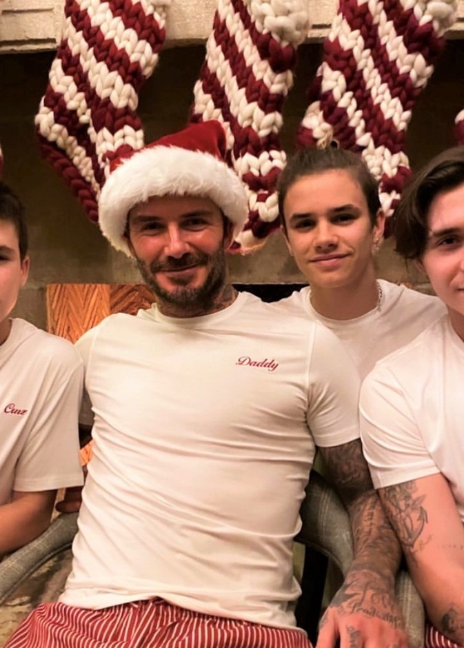 نشرت فيكتوريا بيكهام صورة لزوجها ديفيد مع أولادهما لمناسبات نهاية العام