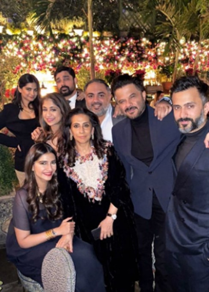 ريا وسونام كابور تحتفلان بعيد ميلاد والدهما أنيل كابور