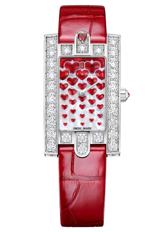 ساعة يد حمراء