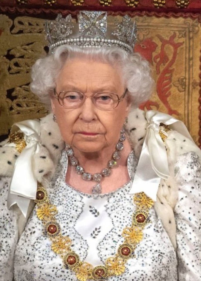 الملكة اليزابيث ترتدي بروش Kent Amethyst Parure