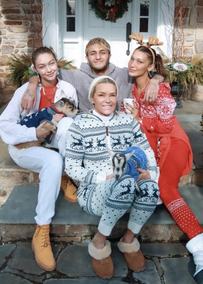 بيلا حديد تنشر صورة برفقة أخوتها وأمها لمناسبات نهاية العام