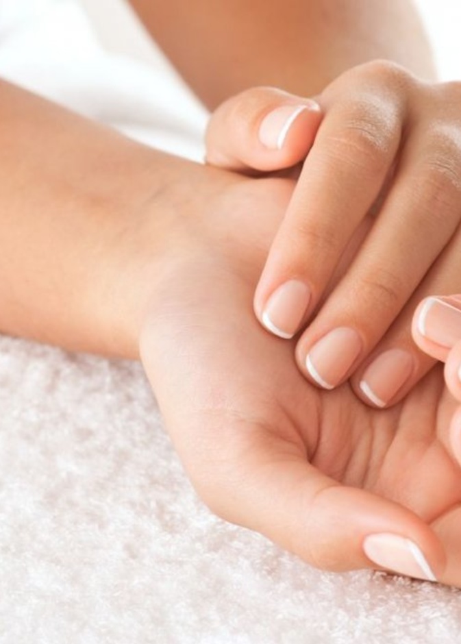 خلطات طبيعية لتفتيح اليدين