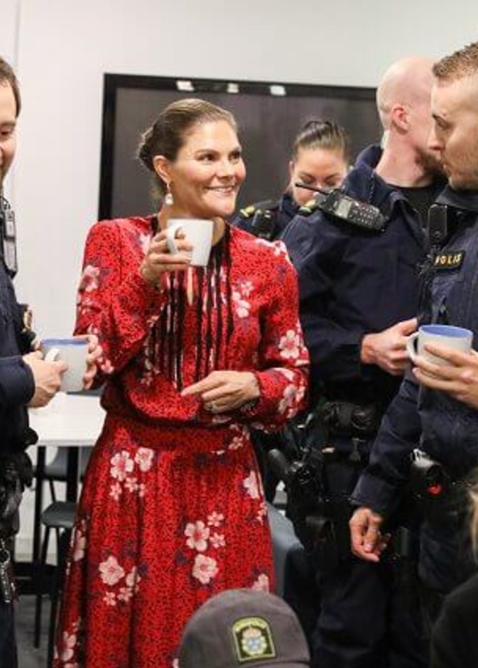 الأميرة فيكتوريا وأسرتها الصغيرة يزورون مركز شرطة نورمالم