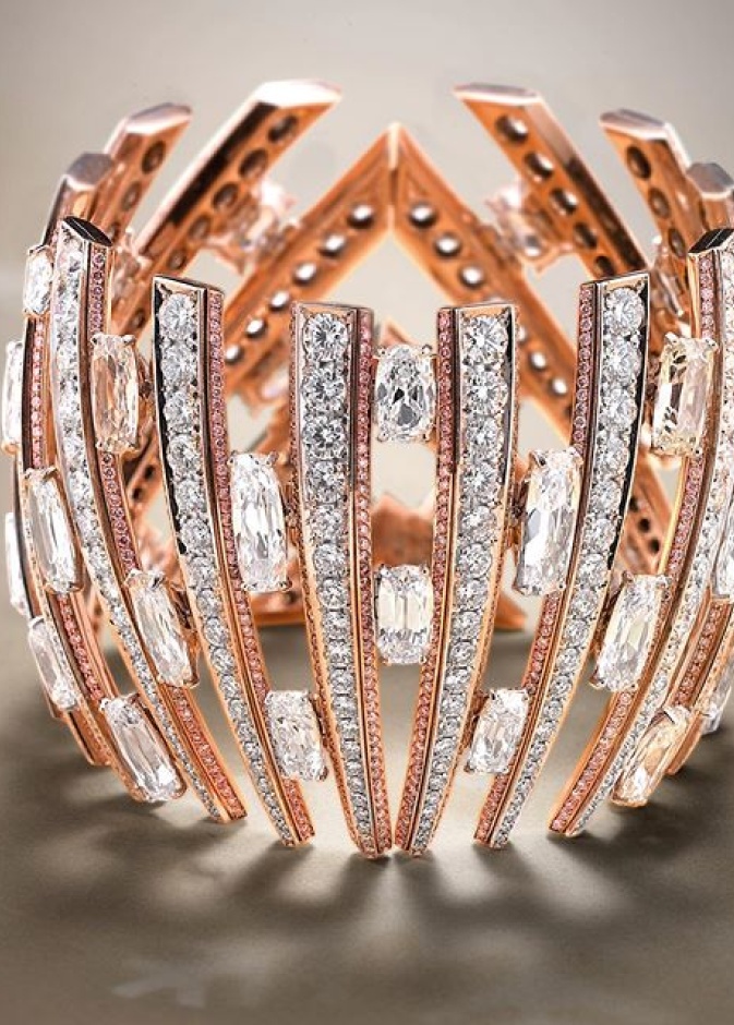 خاتم كوكتيل من المجوهرات الراقية مصنوع من الذهب الوردي ومرصع بماسة مركزية عيار 7 قراريط، يحيطها حجر دومورتيرايت