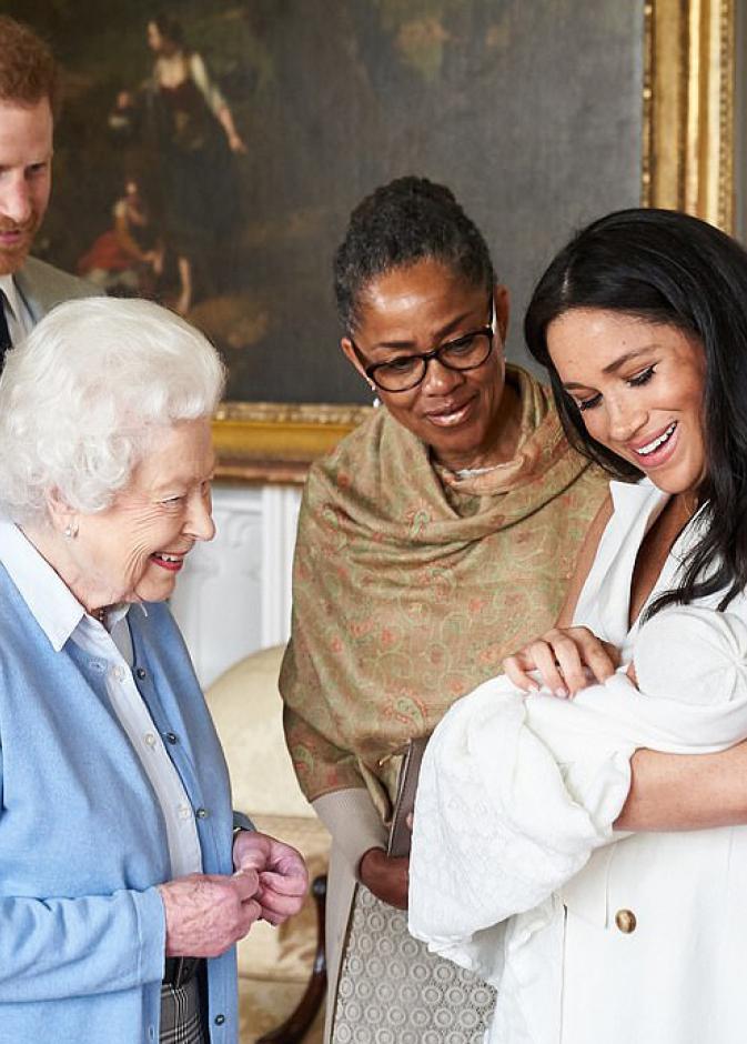 الملكة تتحدث عن سعادتها بمولد أرشي في كلمتها العامة للشعب