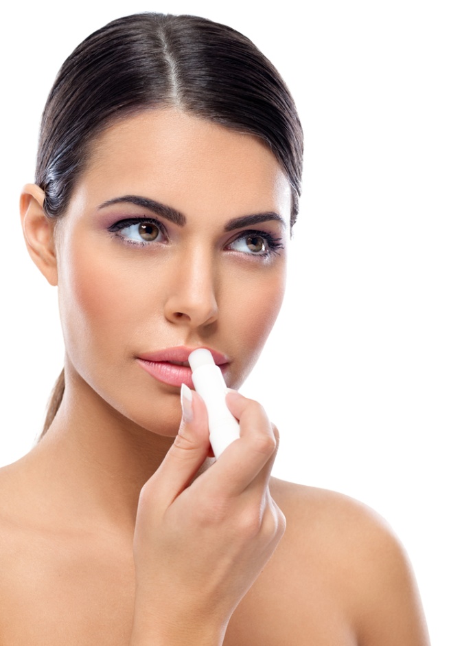  طبقي الفازلين لتقشير وترطيب شفتيك