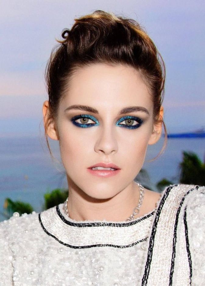 طرق عمل مكياج باللون الأزرق