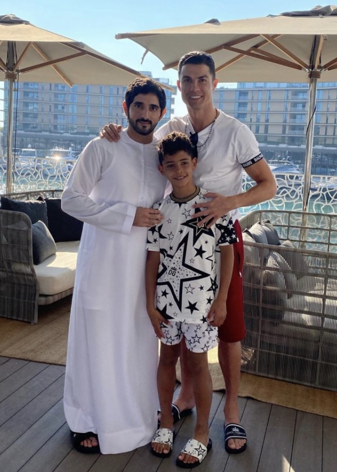 الشيخ حمدان بن محمد بن راشد مع اللاعب البرتغالي الشهير كريستيانو رونالدو في دبي