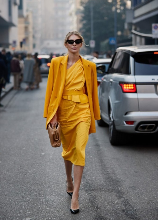  Fendi قدمت المعطف الـpvc باللون الاصفر