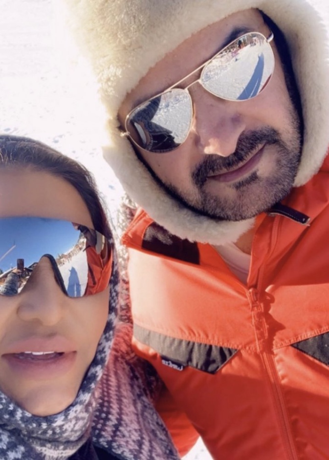 نشرت أحلام صورة برفقة زوجها خلال عطلتهما الثلجية في فرنسا