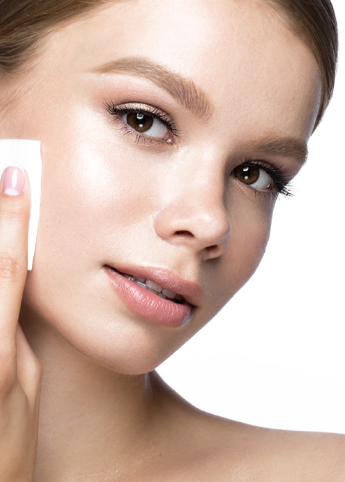 احرصي على مسح العيون والوجه بمزيل مكياج