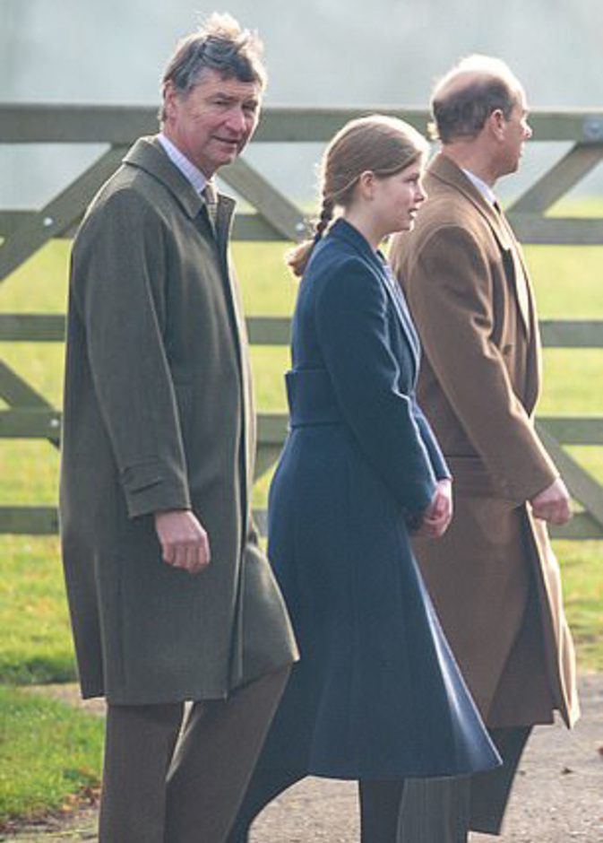 ليدي لويز وندسور تظهر بمعطف والدتها الأزرق الأنيق في أحدث ظهور لها