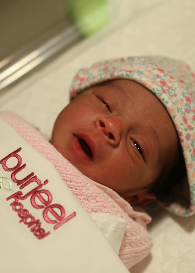 الطفلة هند الجابري أول مولودة في مستشفى برجيل للعام الجديد