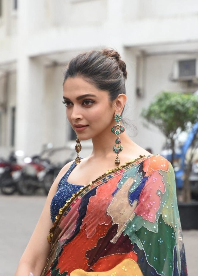 اختارت النجمة الهندية ديبيكا بادوكون (Deepika Padukone) أن تشارك معجبيها في احتفالهم ببداية عام 2020