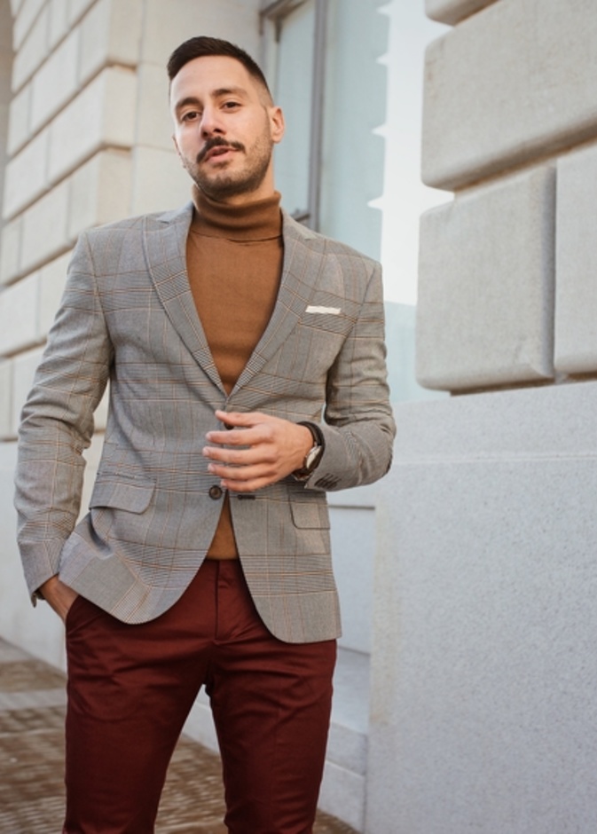 البدلة الأنيقة باللون الكحلي مع التوب الأسود بالقبة العالية