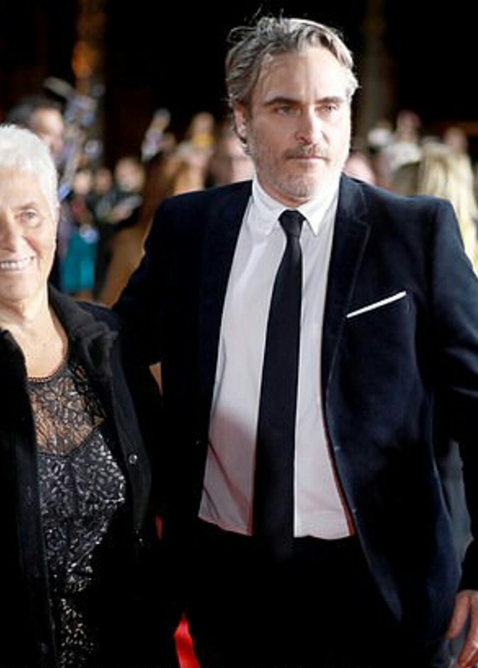 خواكين فينيكس و أمه 