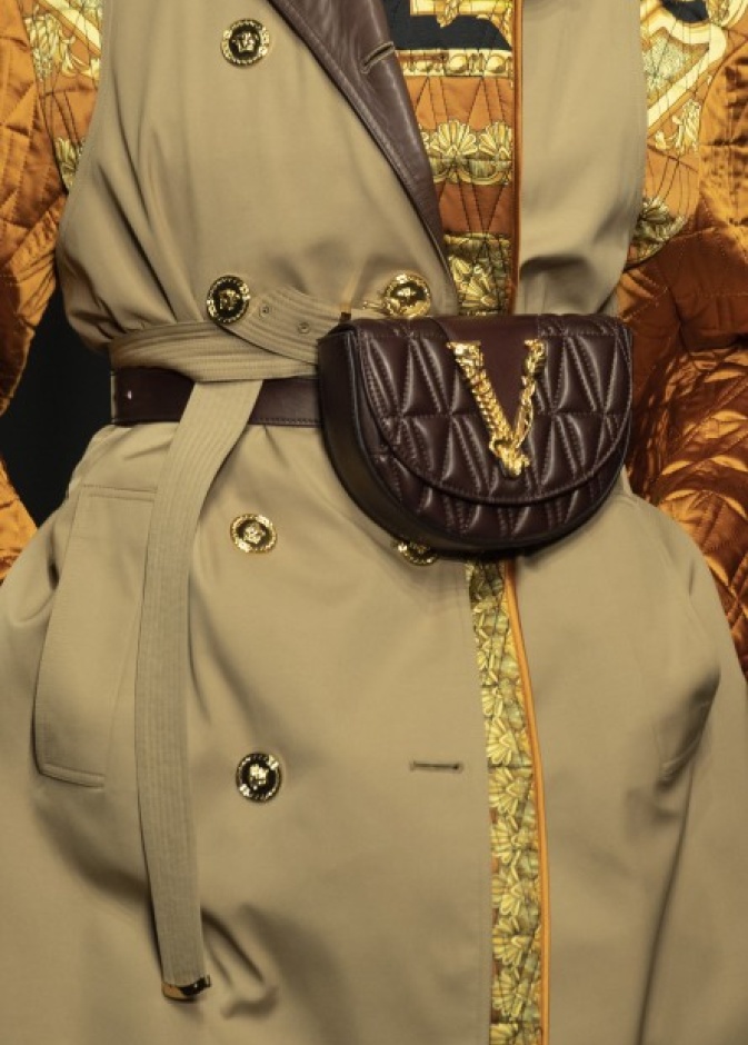 شنط الخصر الجلدية المضلعة لشتاء 2020 من Versace