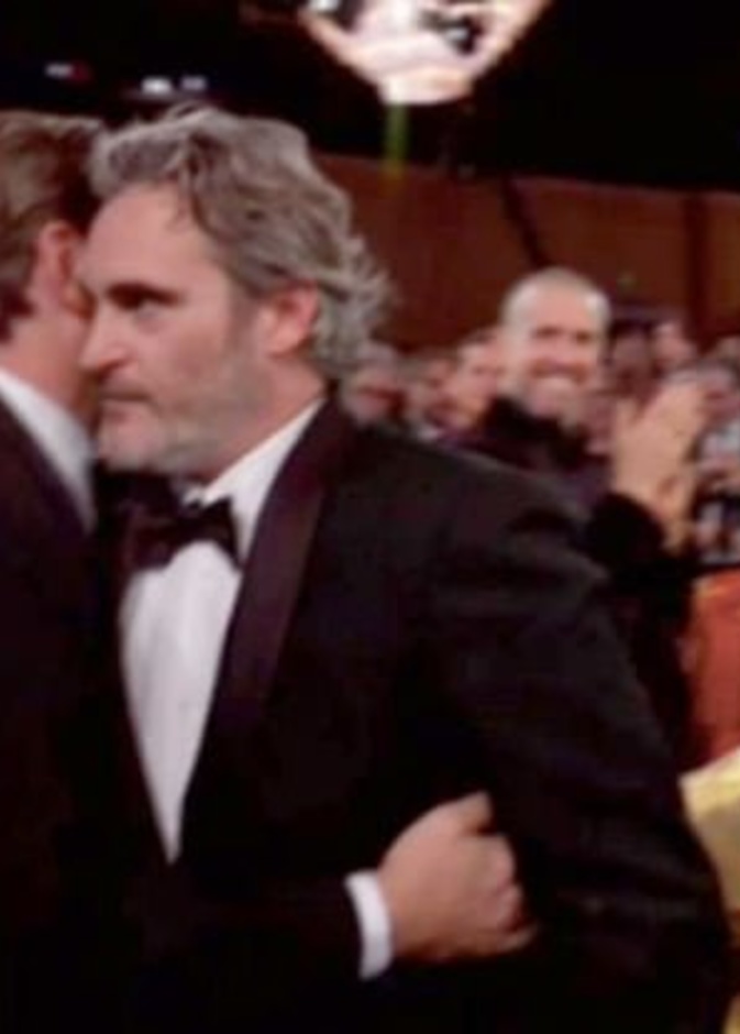 واكين فينيكس وبيونسيه جالسة