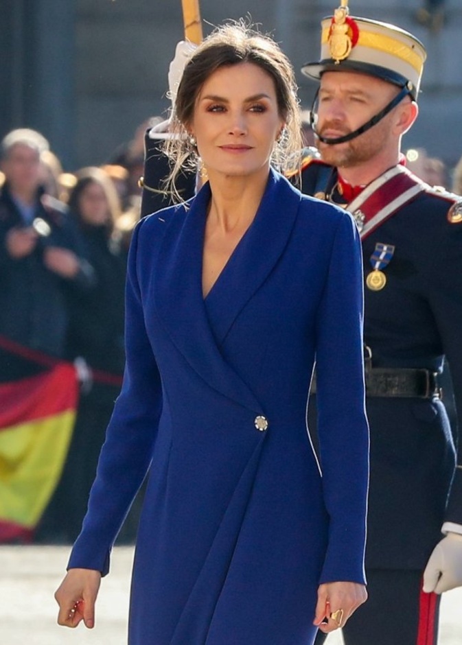إطلالة الملكة ليتيزيا المميزة خلال العرض العسكري للعام الجديد في مدريد