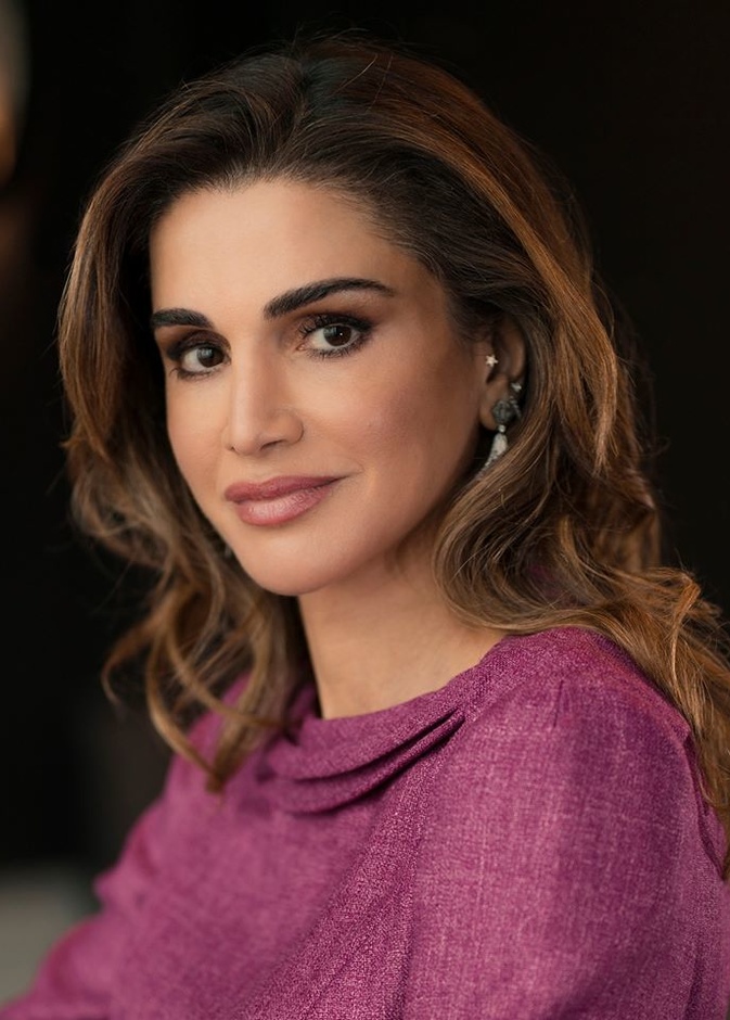 الملكة رانيا بإطلالة أرجوانية أنيقة