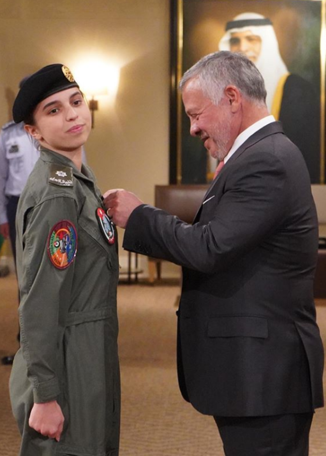 الملك عبدالله الثاني يقلد الأميرة سلمى بنت عبدالله جناح الطيران بعد اجتيازها دورة الطيران