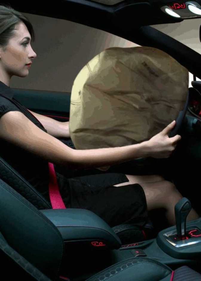 تعد الوسائد والأكياس الهوائية من أبرز وسائل الأمان والحماية لركاب المقصورة عند التعرض لخطر الحوادث والتصادمات