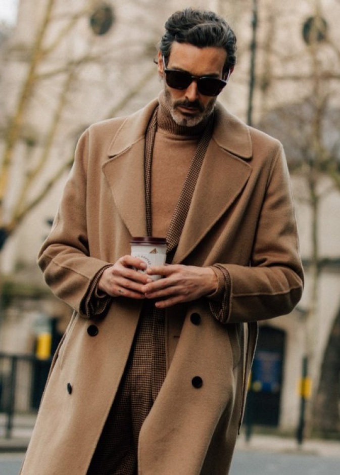 اطلالة شتوية أنيقة وراقية بالمعطف الطويل بلون الكاميل