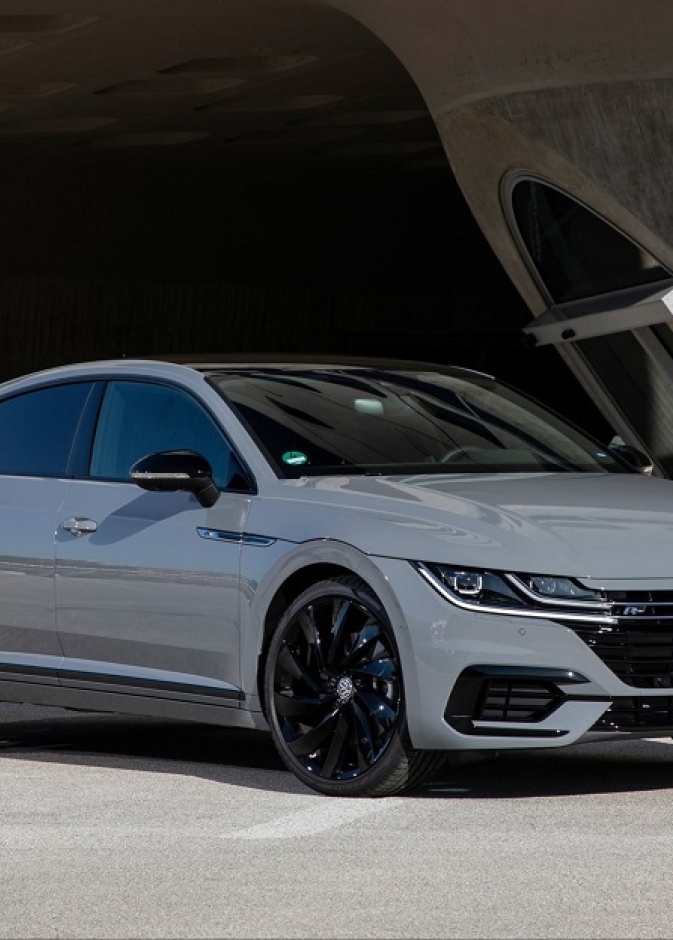 تتمتع نسخة الإصدار الرياضي بطلاء خارجي من اللون الرمادي مع سقف باللون الأسود