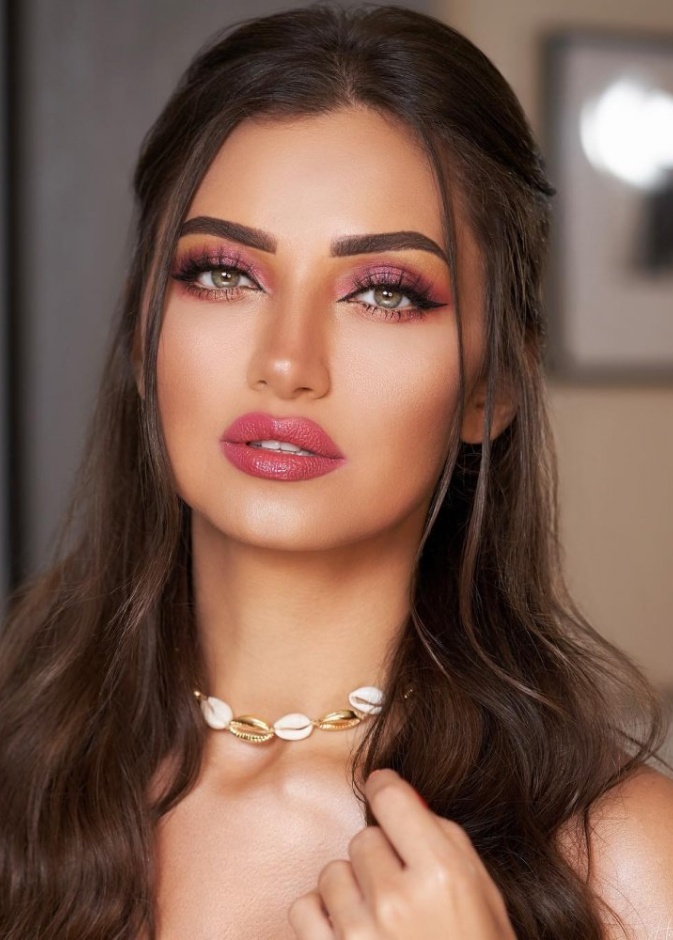 زينة يازجي بظلال وردية