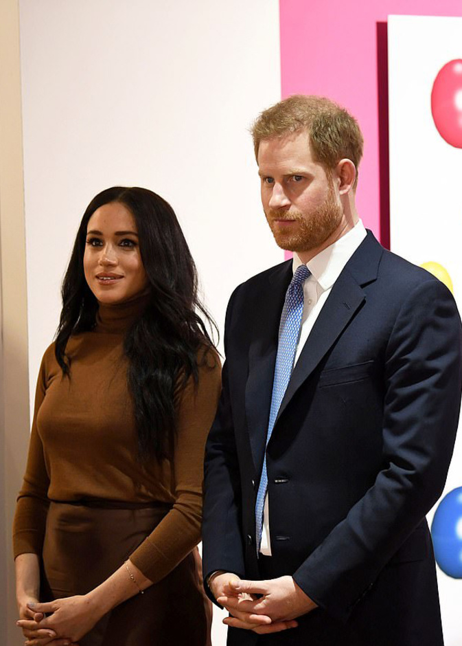 ملكة بريطانيا تخطط لحرمان هاري وميغان من لقب صاحبي السمو؟