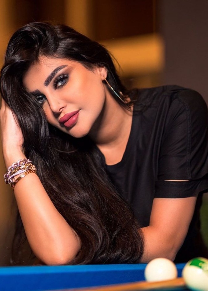 أمل العوضي تستعرض سيارتها الفارهة أمام الجمهور